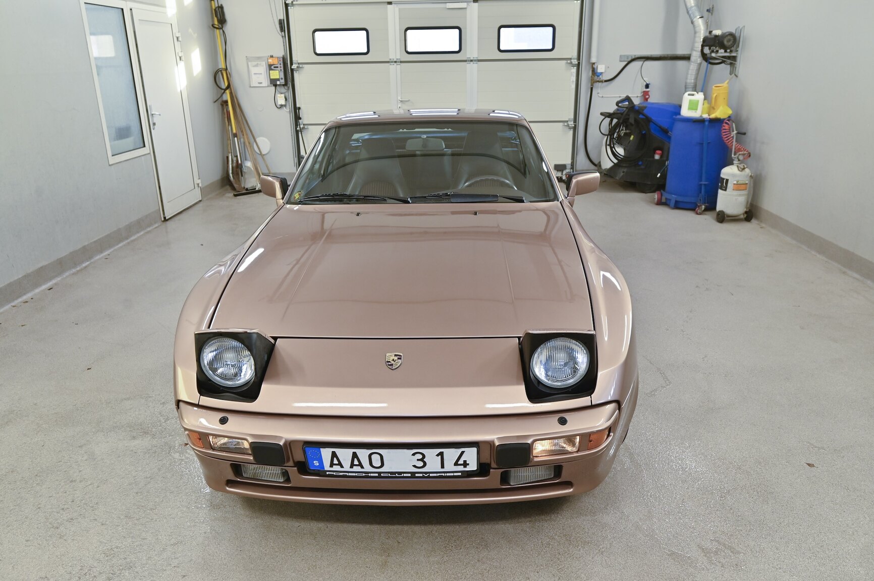 Exterior image of 1987 Porsche 944 Automat