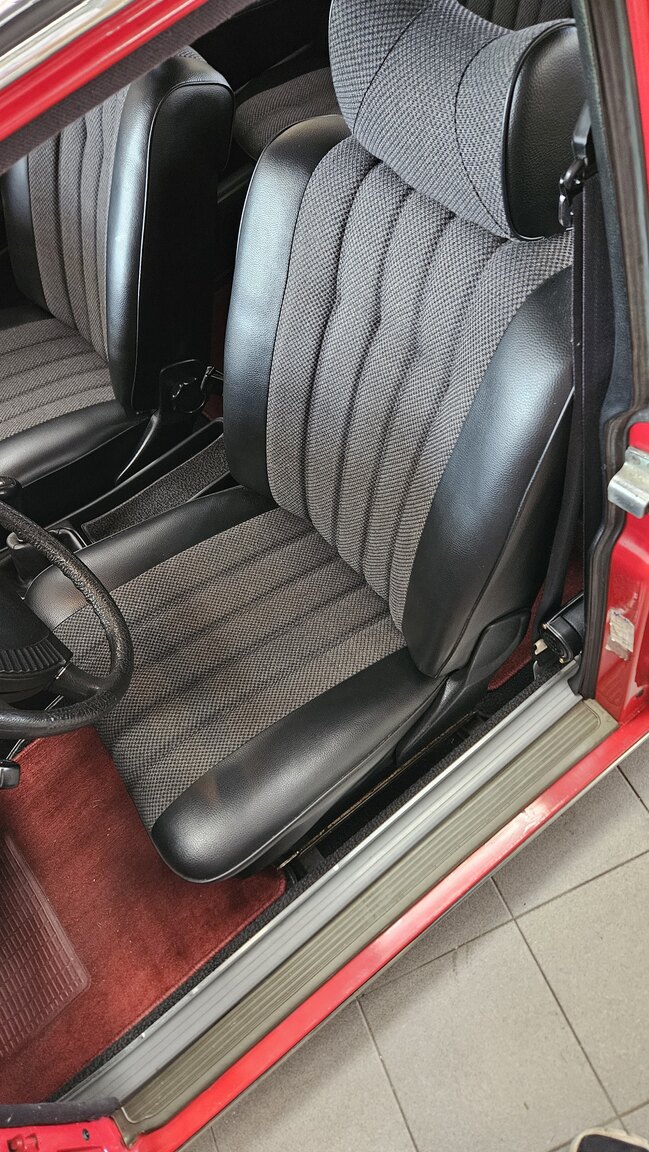Interiörbild 1975 Mercedes-Benz 200