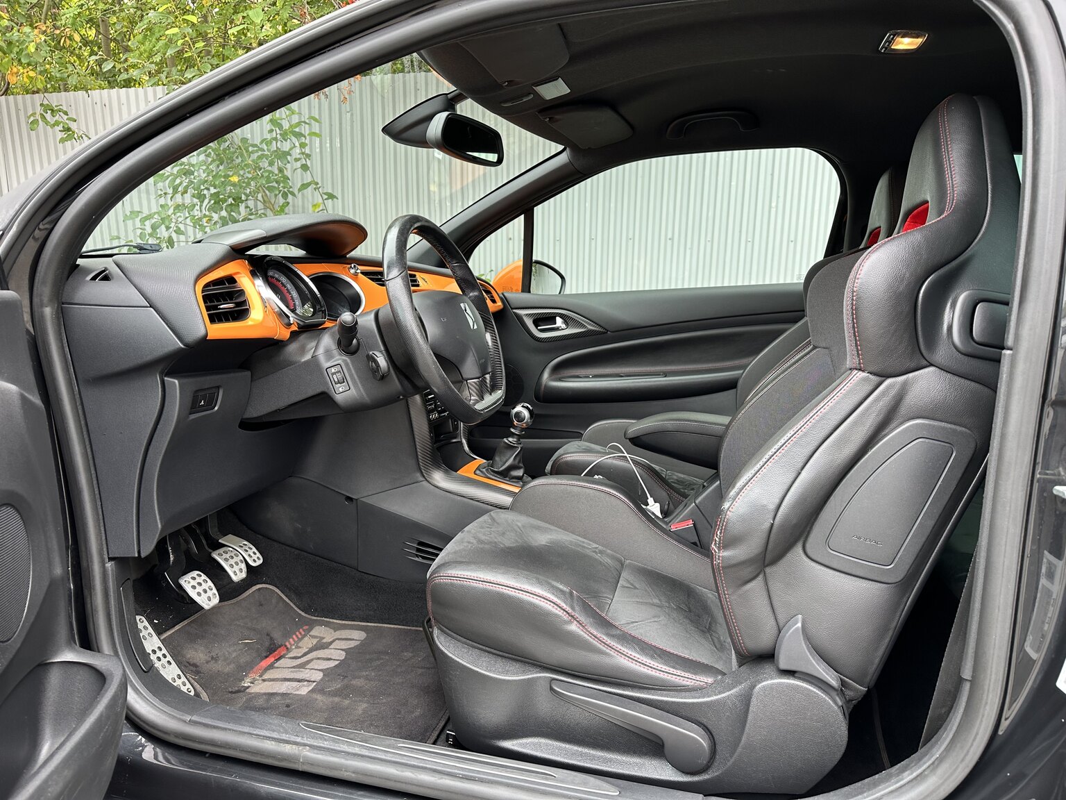 Innenraumfoto von 2012 Citroen DS3 Racing  (2)