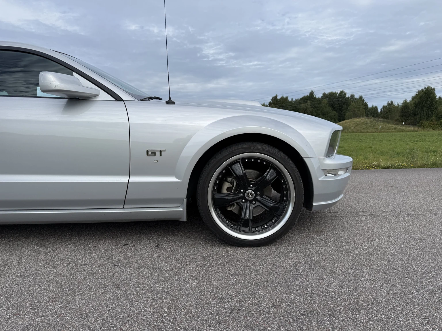Exteriörbild på 2006 Ford Mustang GT (13)
