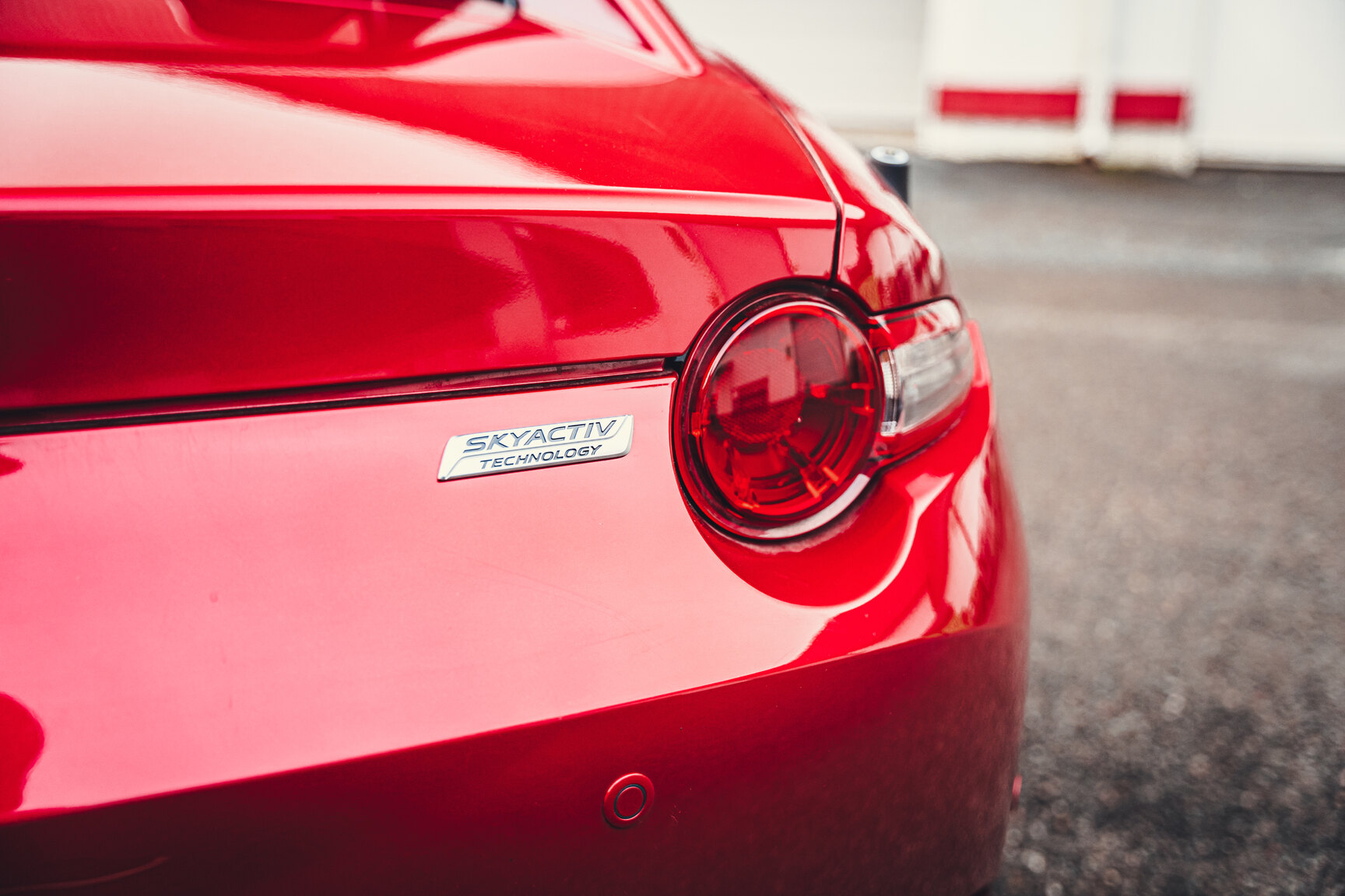 Exteriörbild på 2017 Mazda MX-5 RF - Ett sista race