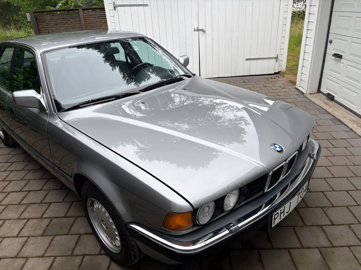 Exterior image of 1988 BMW 730iA (22)