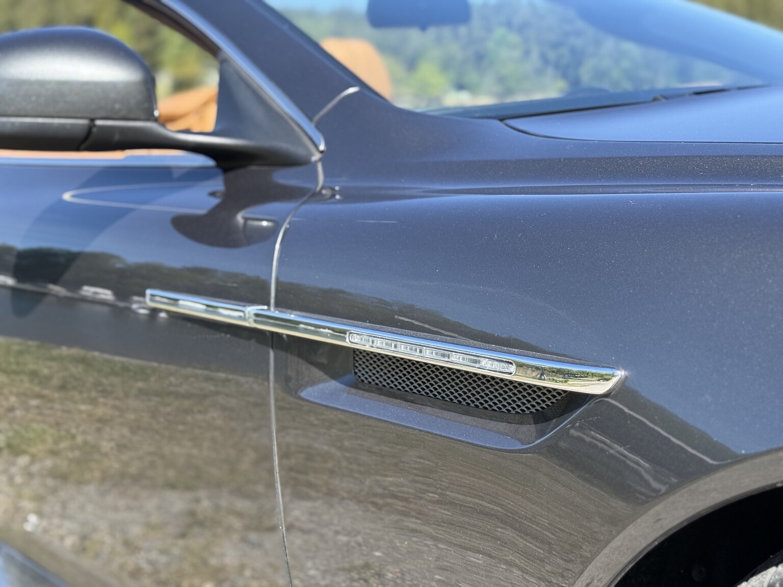 Exteriörbild på 2015 Aston Martin DB9 Volante