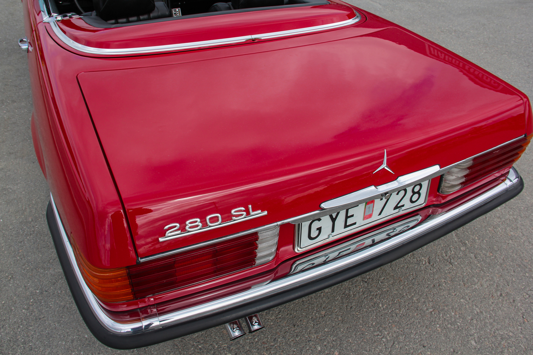 Exterior image of 1975 Mercedes-Benz 280 SL