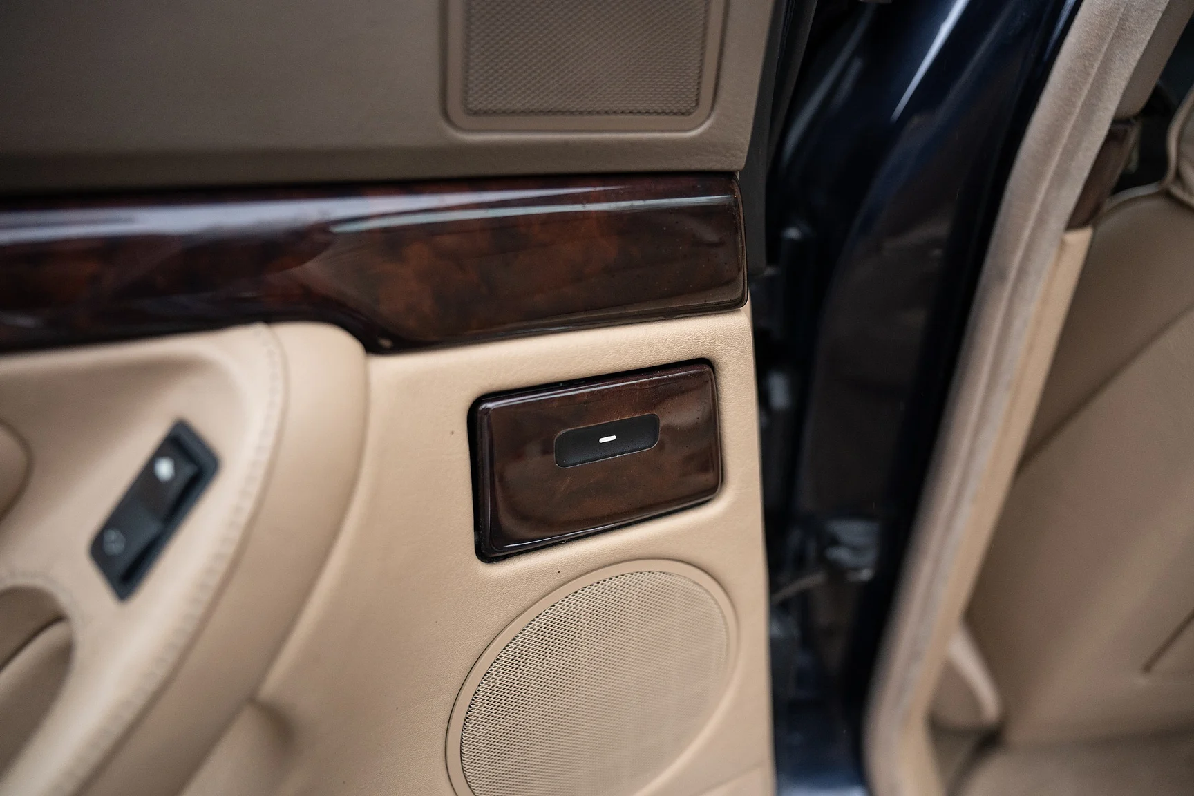 Interior image of 1996 BMW 740 iA - NO RESERVE (23)