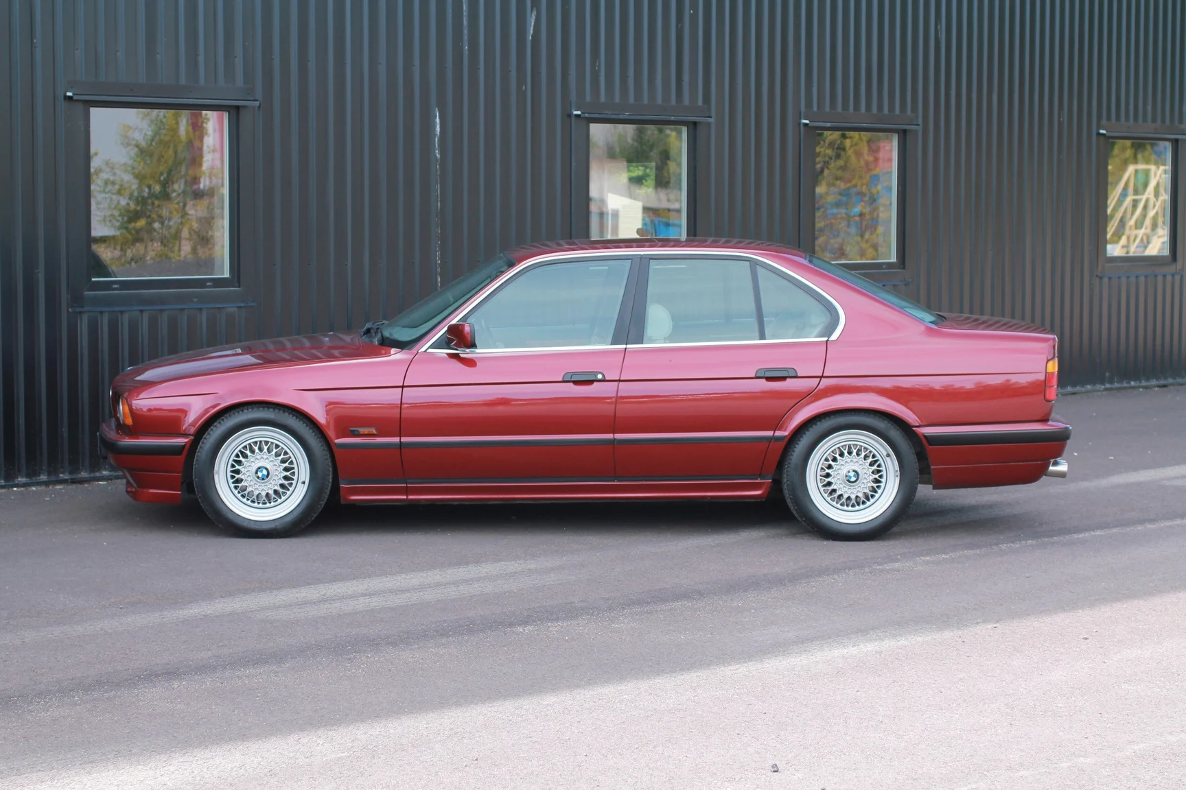 Exterior image of 1993 BMW 540i Sedan (113)