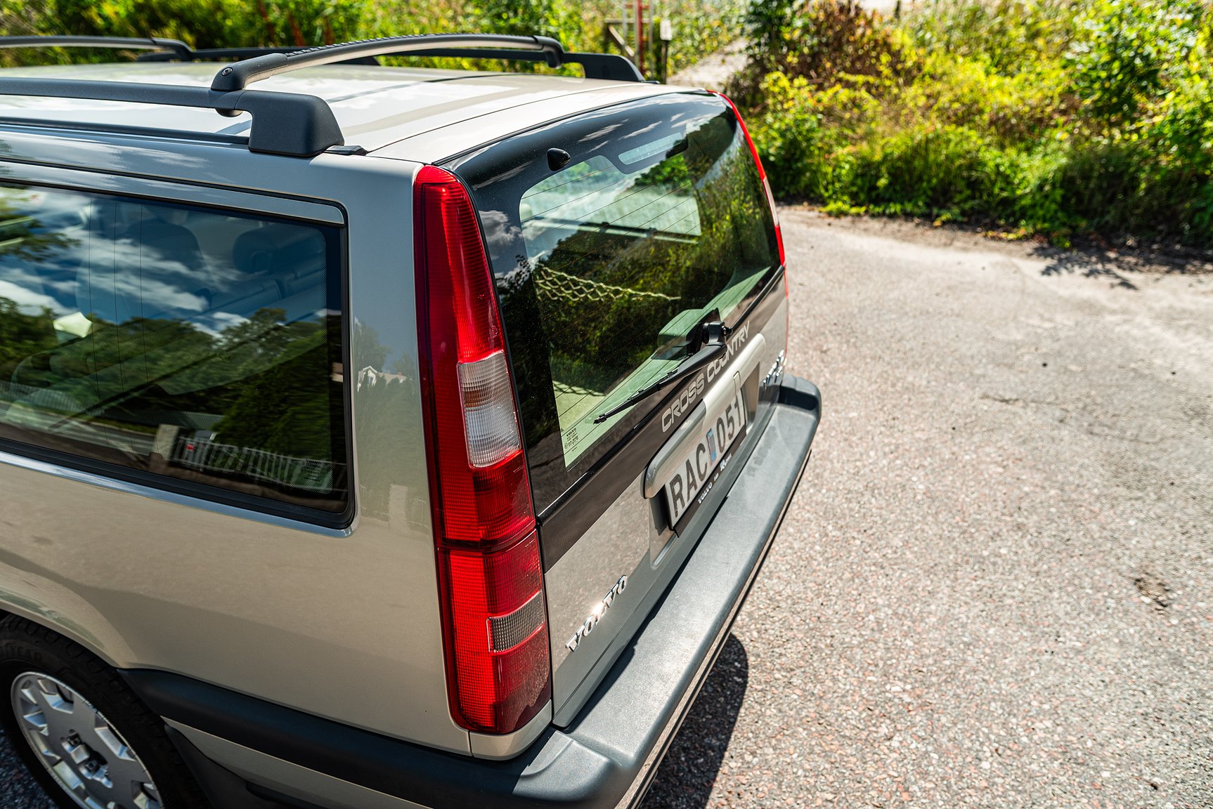 Exterior image of 2000 Volvo V70 XC 2.4 T AWD 