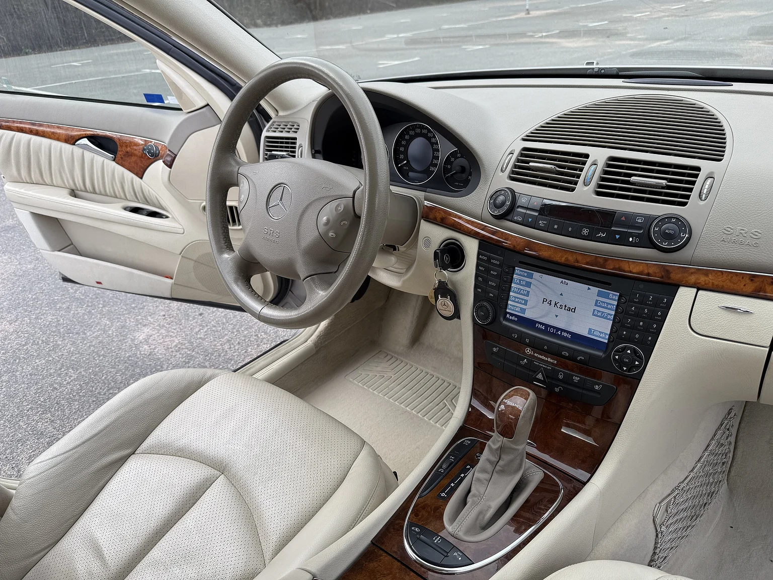 Innenraumfoto von 2004 Mercedes-Benz E 500 7G-Tronic (29)