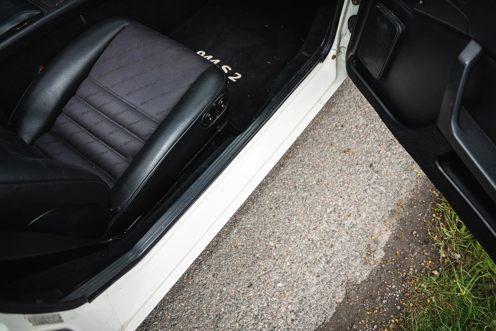 Interior image of 1990 Porsche 944 S2 Cabriolet  (11)