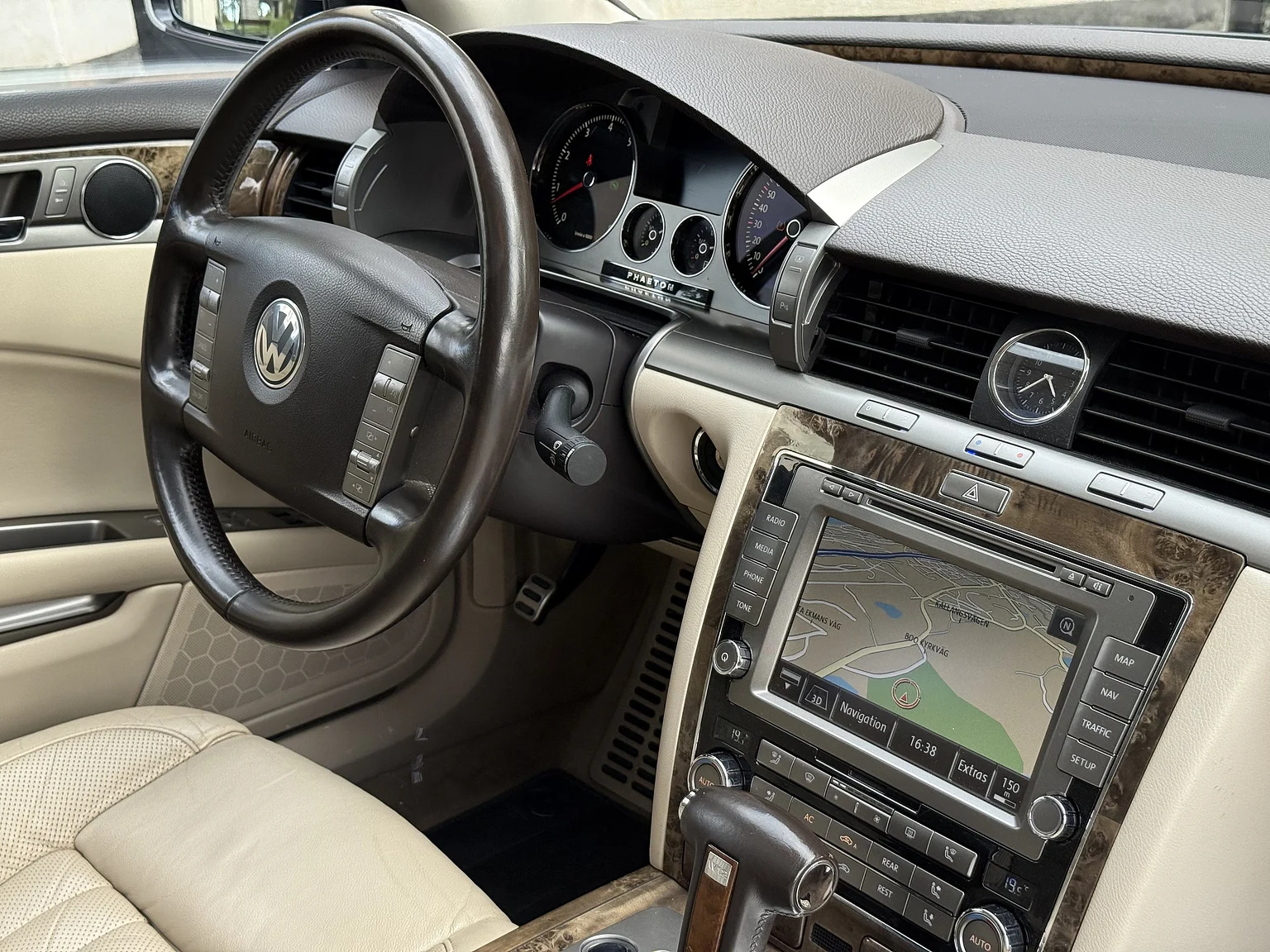 Innenraumfoto von 2009 Volkswagen Phaeton W12 LWB Executive (13)