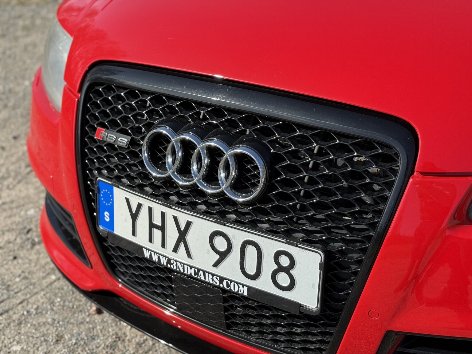 Exterior image of 2010 Audi RS6 Avant V10 Quattro