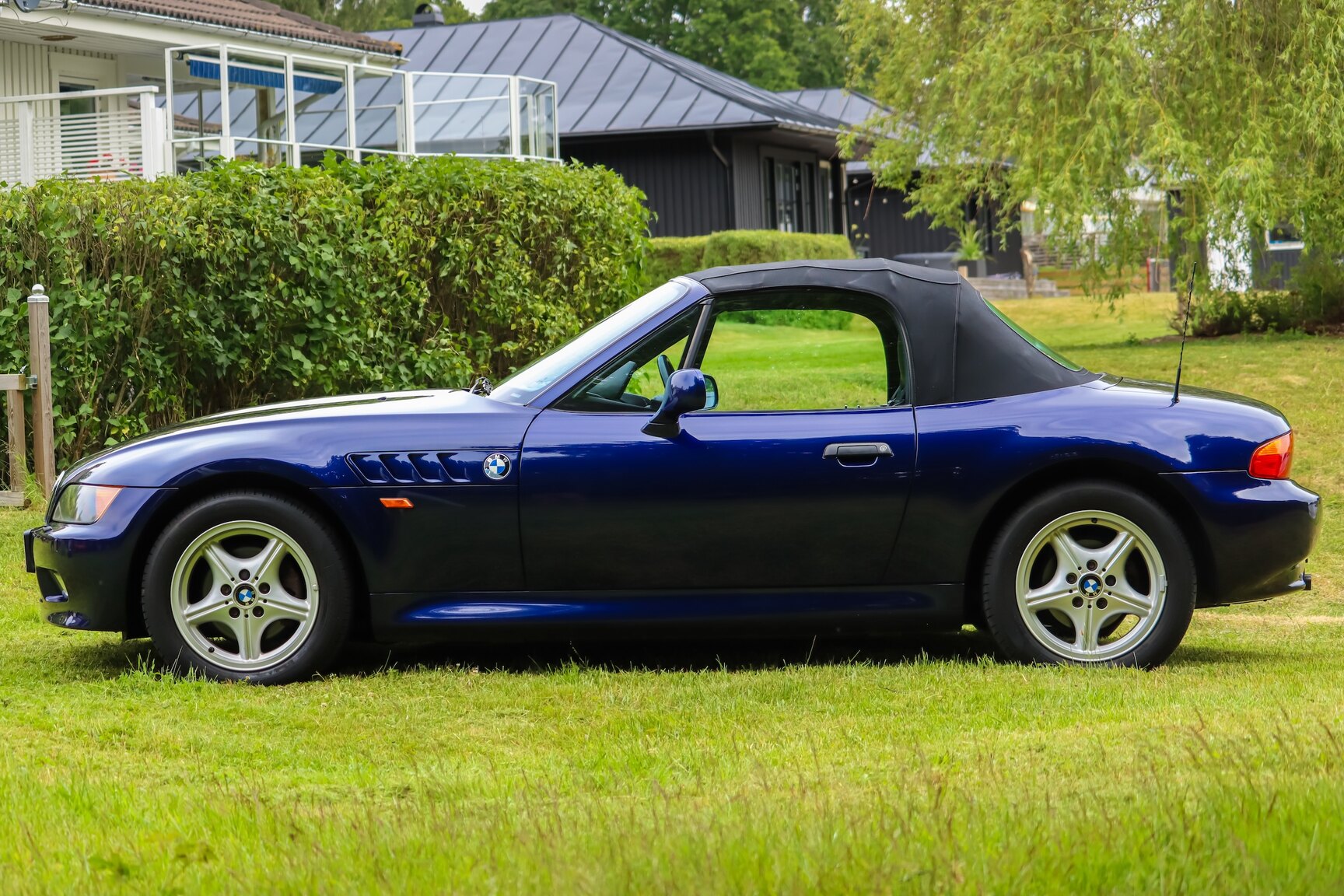 Exterior image of 1999 BMW Z3 1.9i