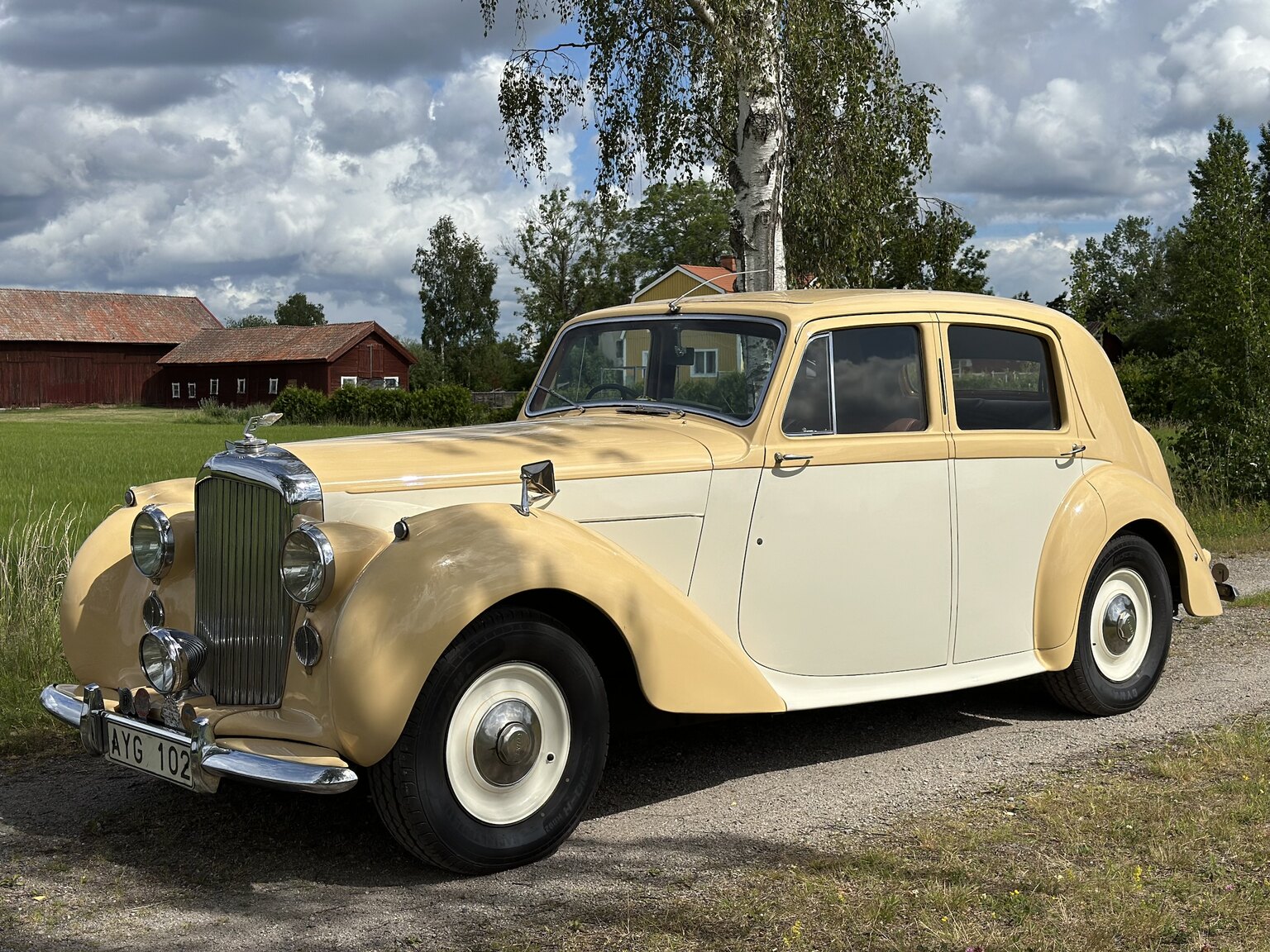 Exterior image of 1947 Bentley Mark IV Sport Saloon