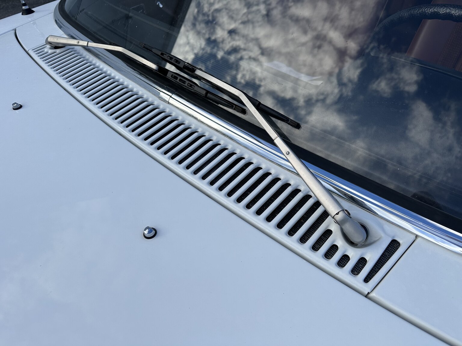 Exterior image of 1975 Mercedes Benz 200 (25)