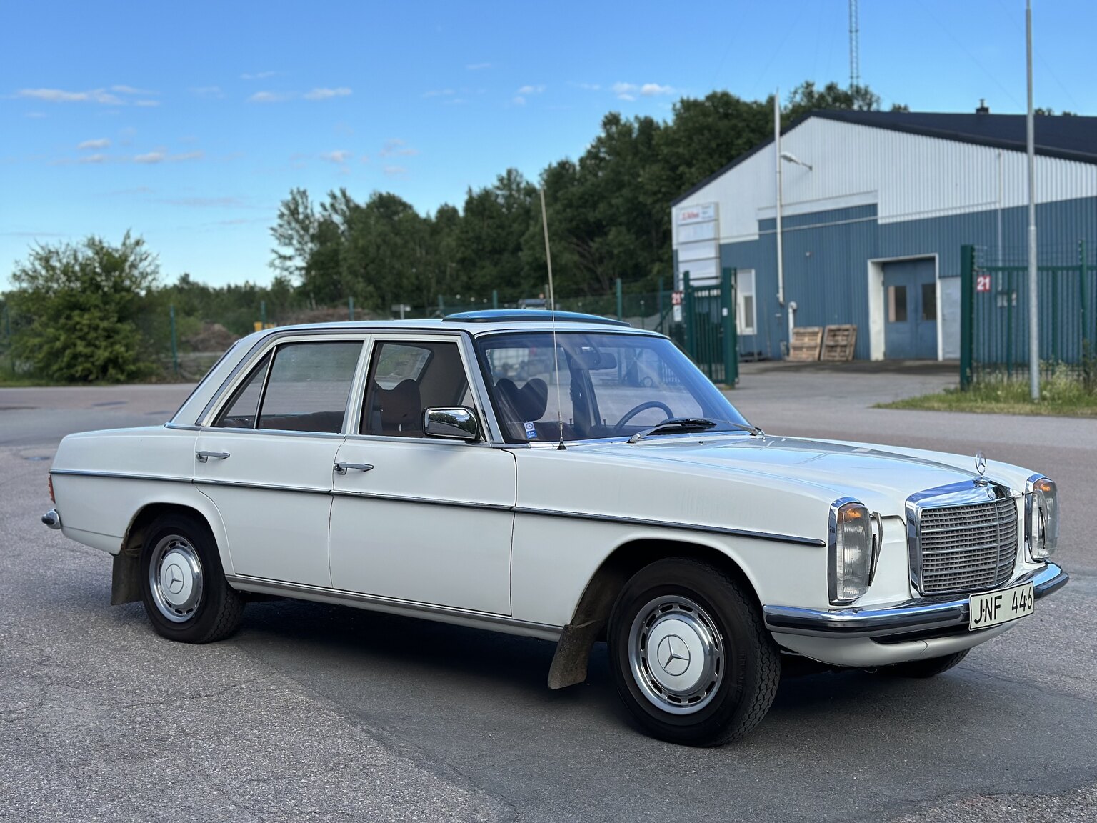 Exteriörbild på 1975 Mercedes Benz 200