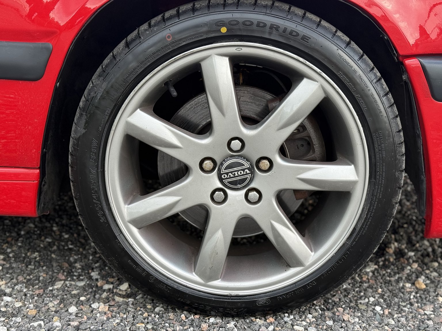 Exterior image of 1996 Volvo 850 R "T-Röd"