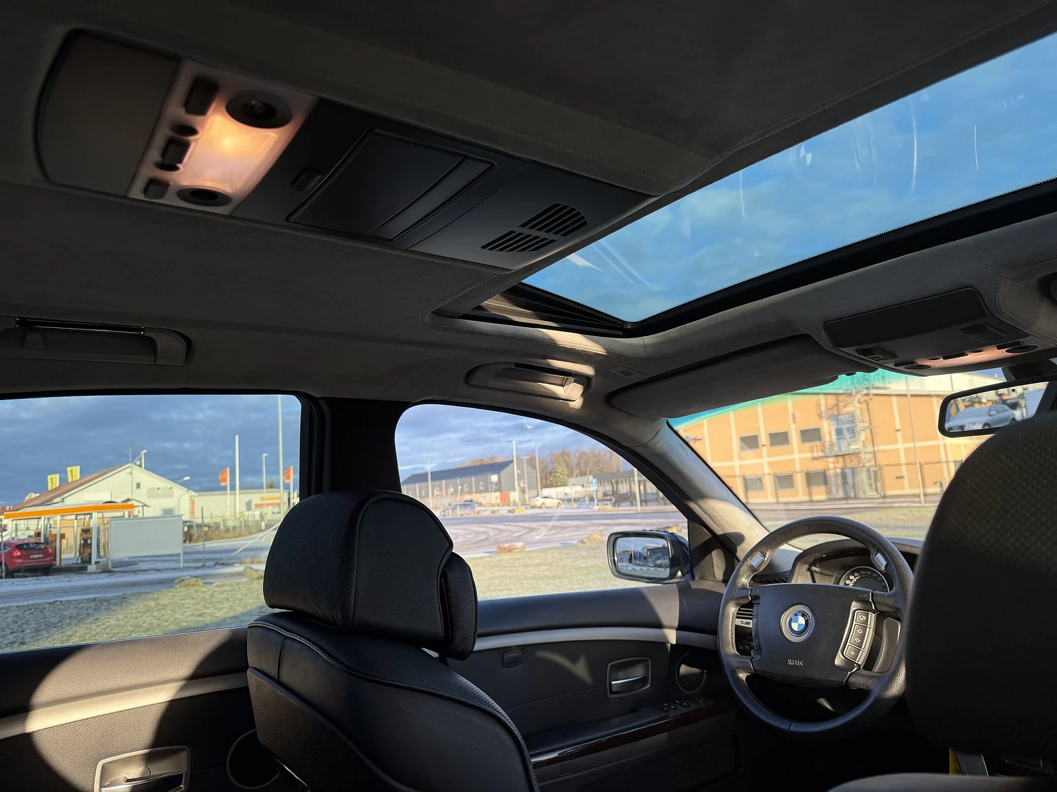 Interior image of 2003 BMW 760i (6)