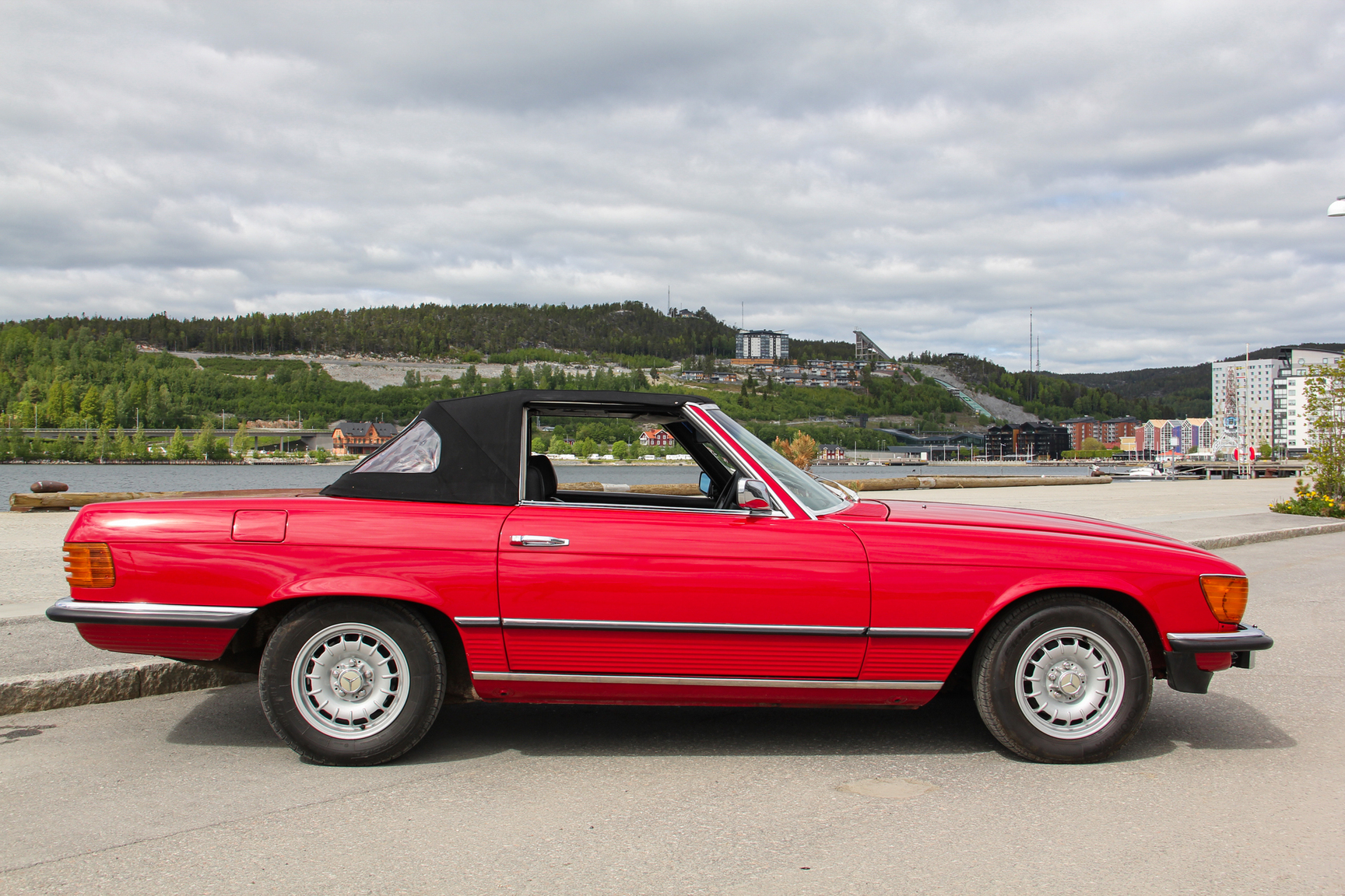 Exterior image of 1975 Mercedes-Benz 280 SL (4)