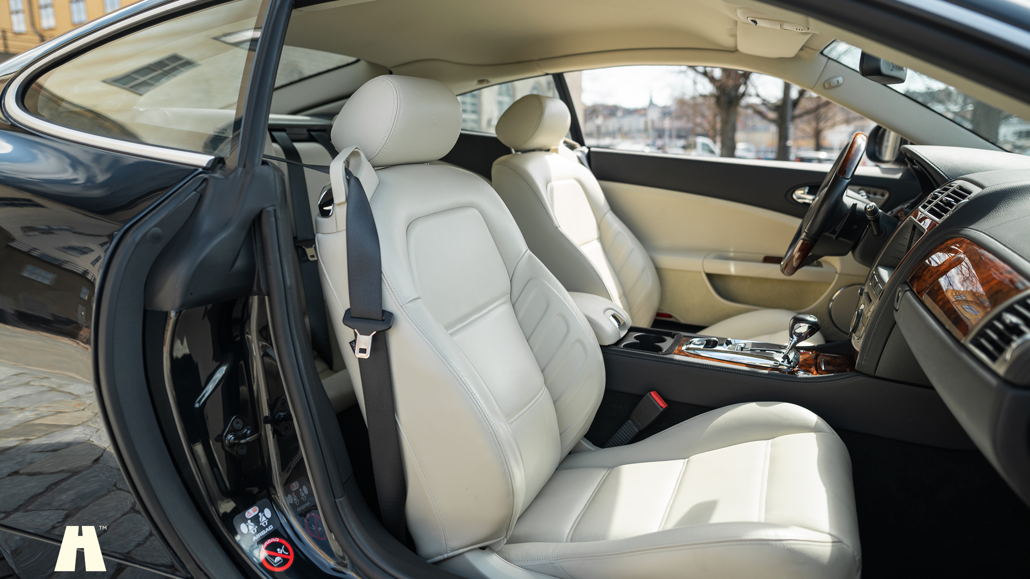 Interior image of 2008 Jaguar XKR (12)