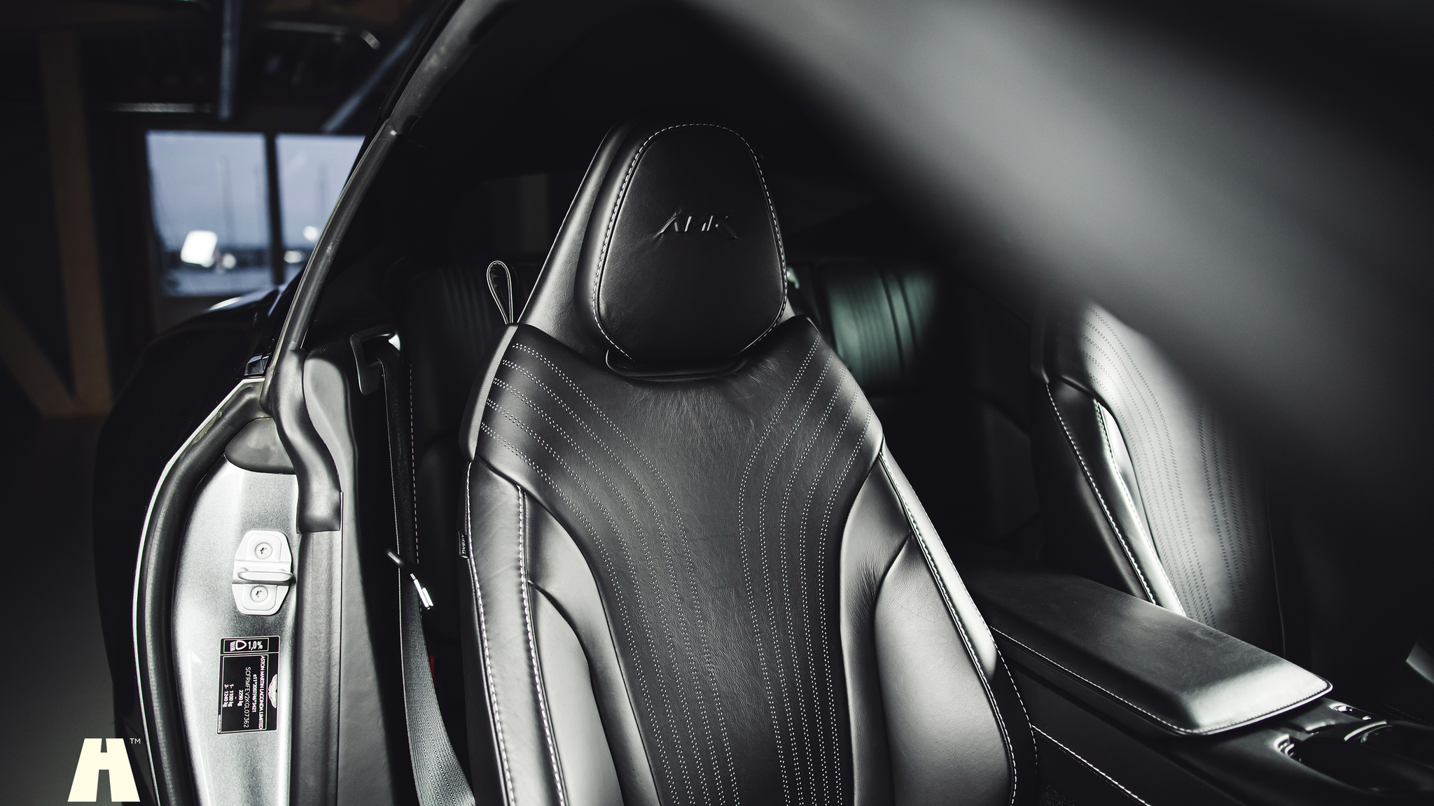 Innenraumfoto von 2019 Aston Martin DB11 AMR (8)