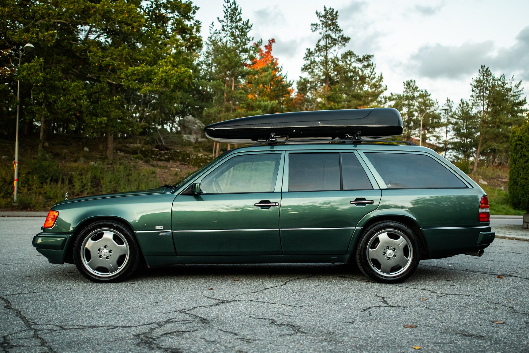 Exterior image of 1996 MERCEDES-BENZ E 320 T