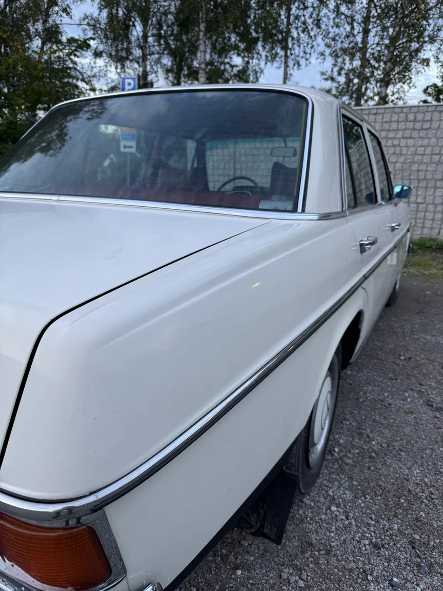 Exteriörbild på 1972 Mercedes-Benz 200 (28)