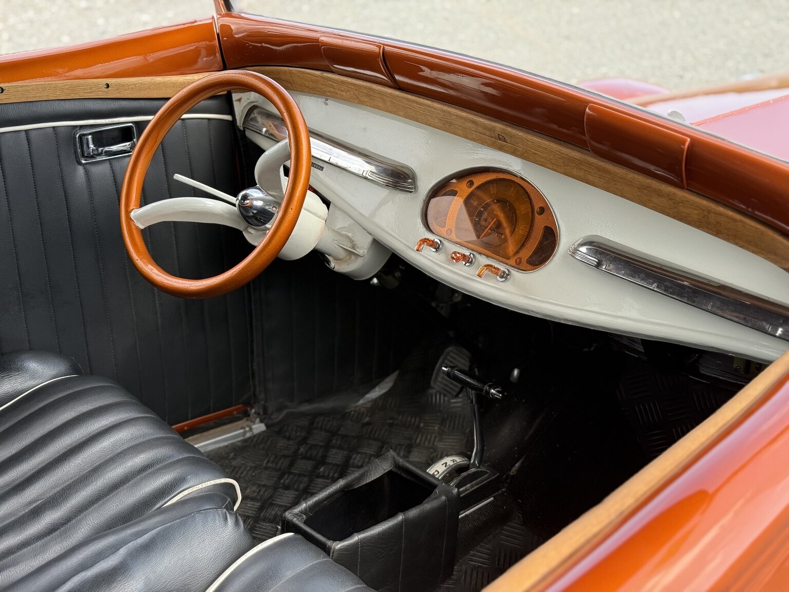 Innenraumfoto von 2012 Hot Rod T