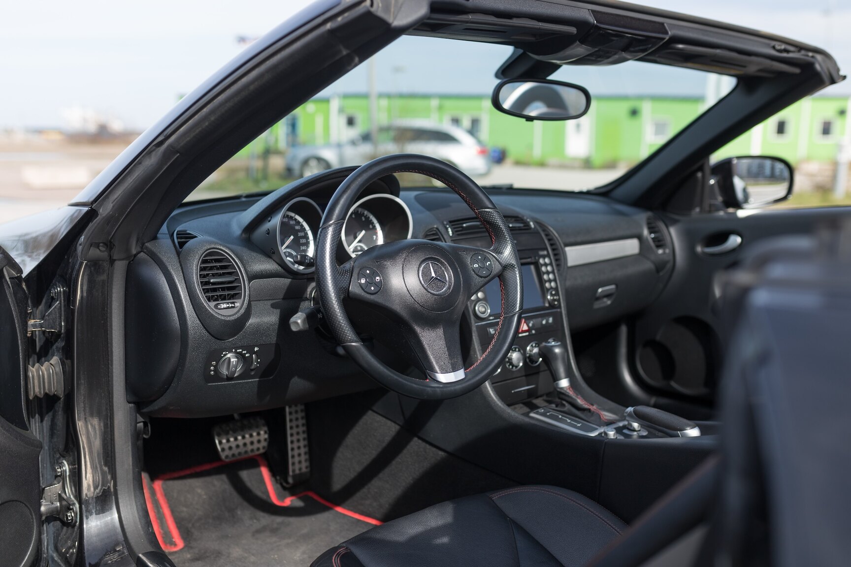 Innenraumfoto von 2010 Mercedes-Benz SLK 200 Kompressor (4)