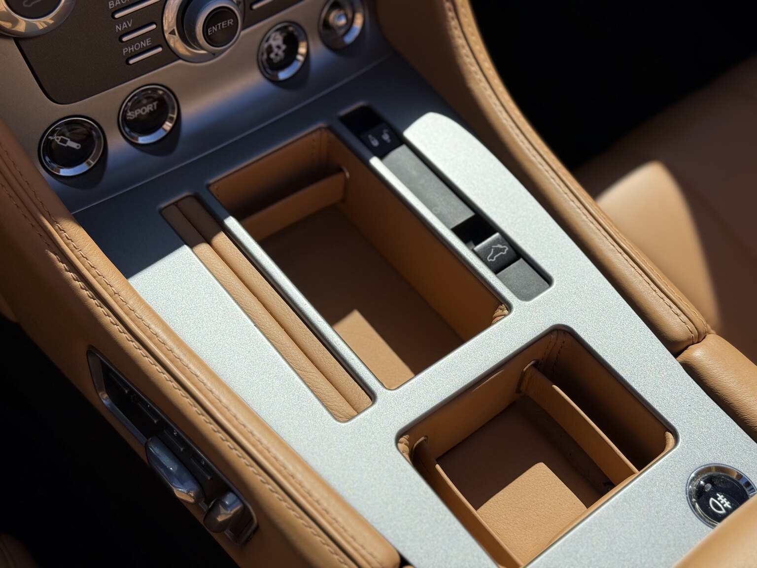 Innenraumfoto von 2015 Aston Martin DB9 Volante
