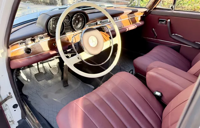 1966 Mercedes-Benz 250 S – Interiör