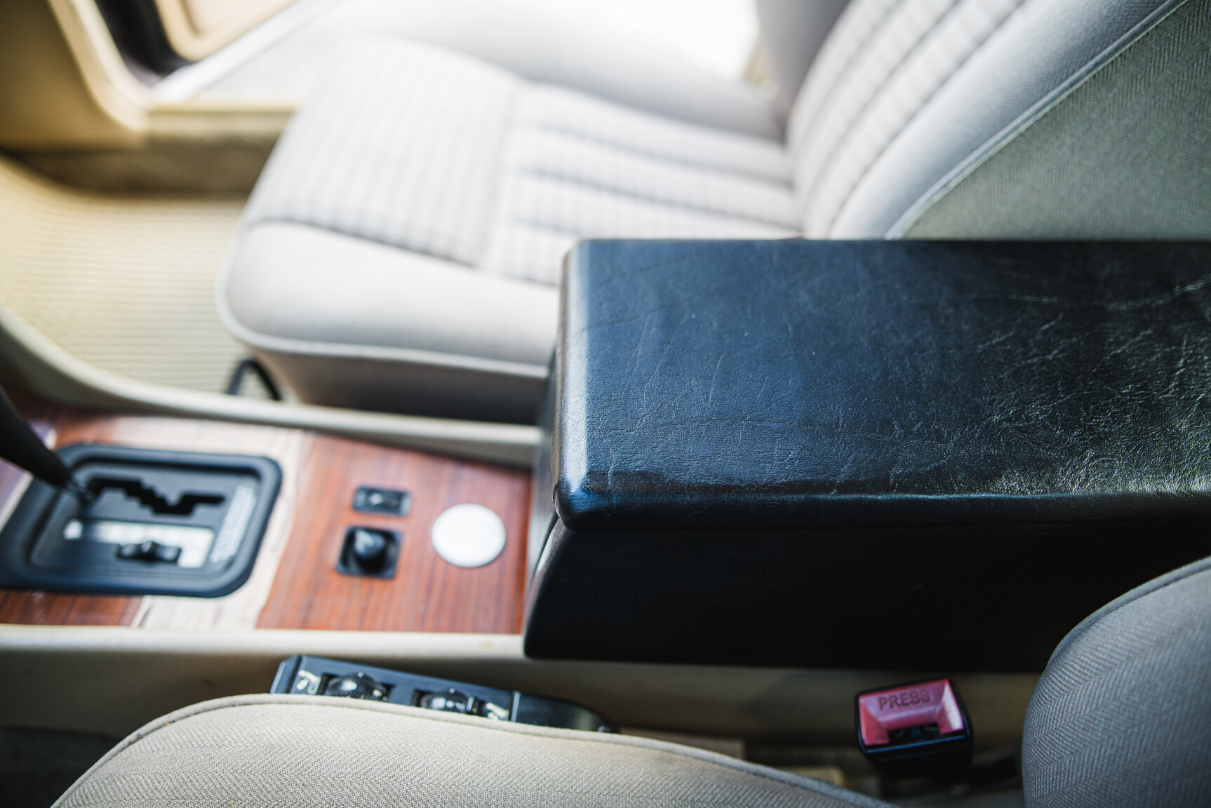 Interior image of 1993 Mercedes-Benz E 220