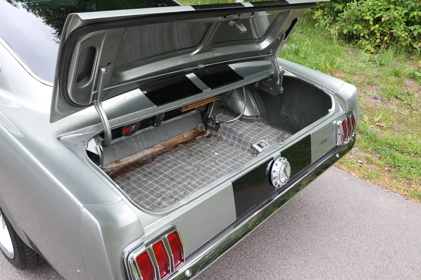 Interiörbild 1965 Ford Mustang Fastback Restomod (39)