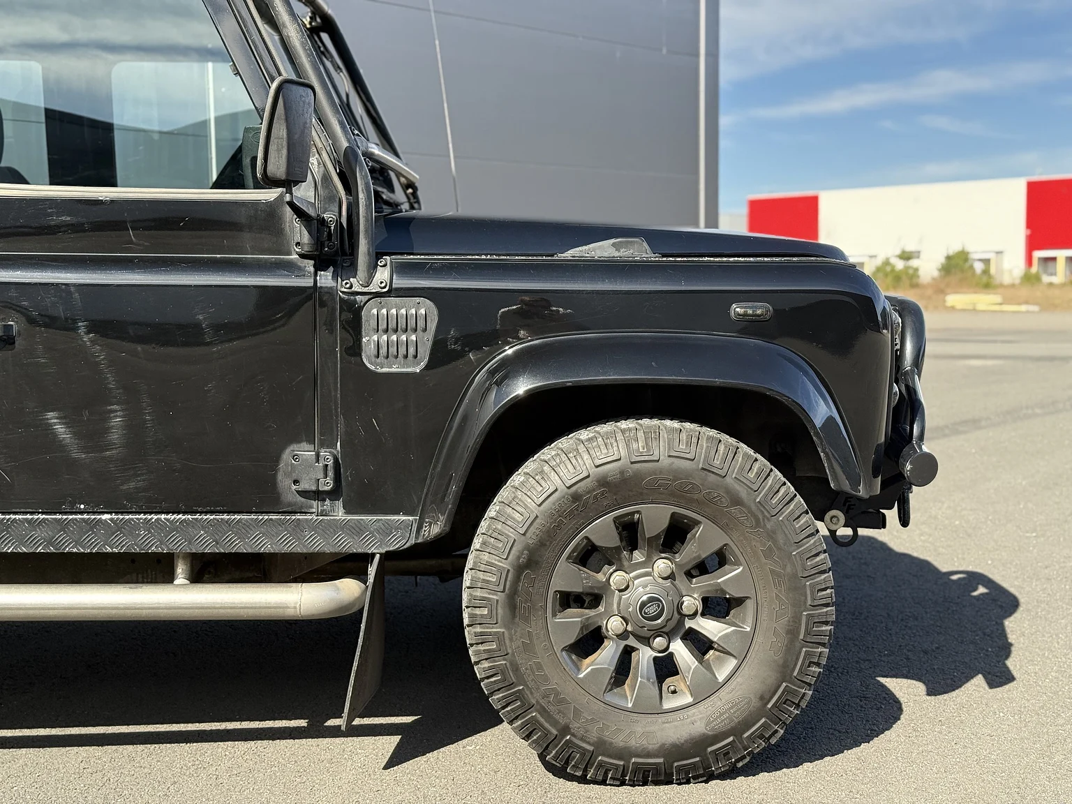 Exteriörbild på 2000 Land Rover Defender 110 Tomb Raider (15)