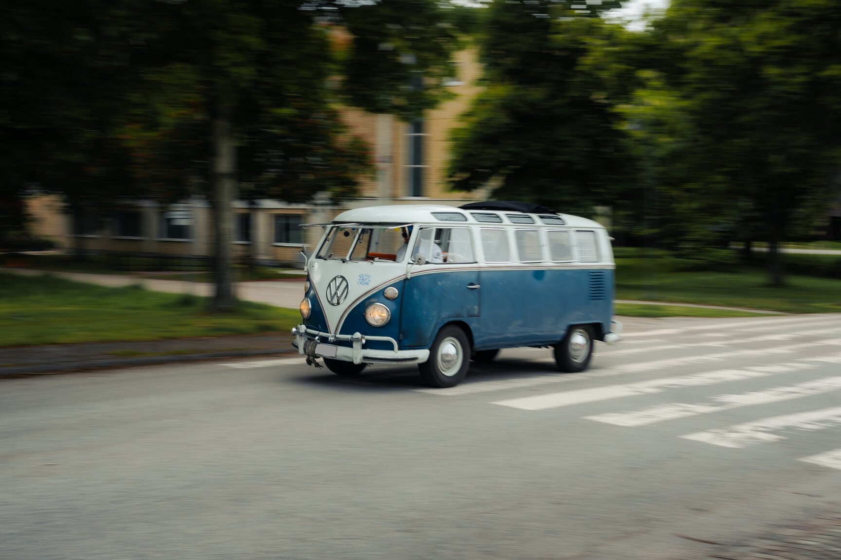 Exteriörbild på 1964 Volkswagen Kleinbus Transporter 1500 Deluxe “21-fönsters Samba”