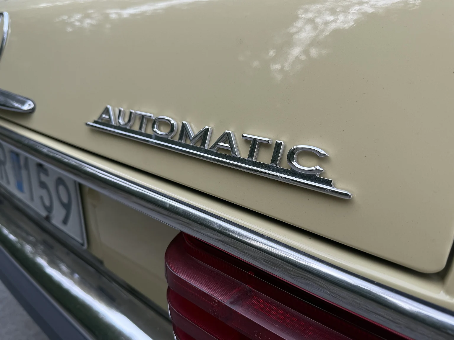 Exteriörbild på 1974 Mercedes-Benz 230 Automatic (62)