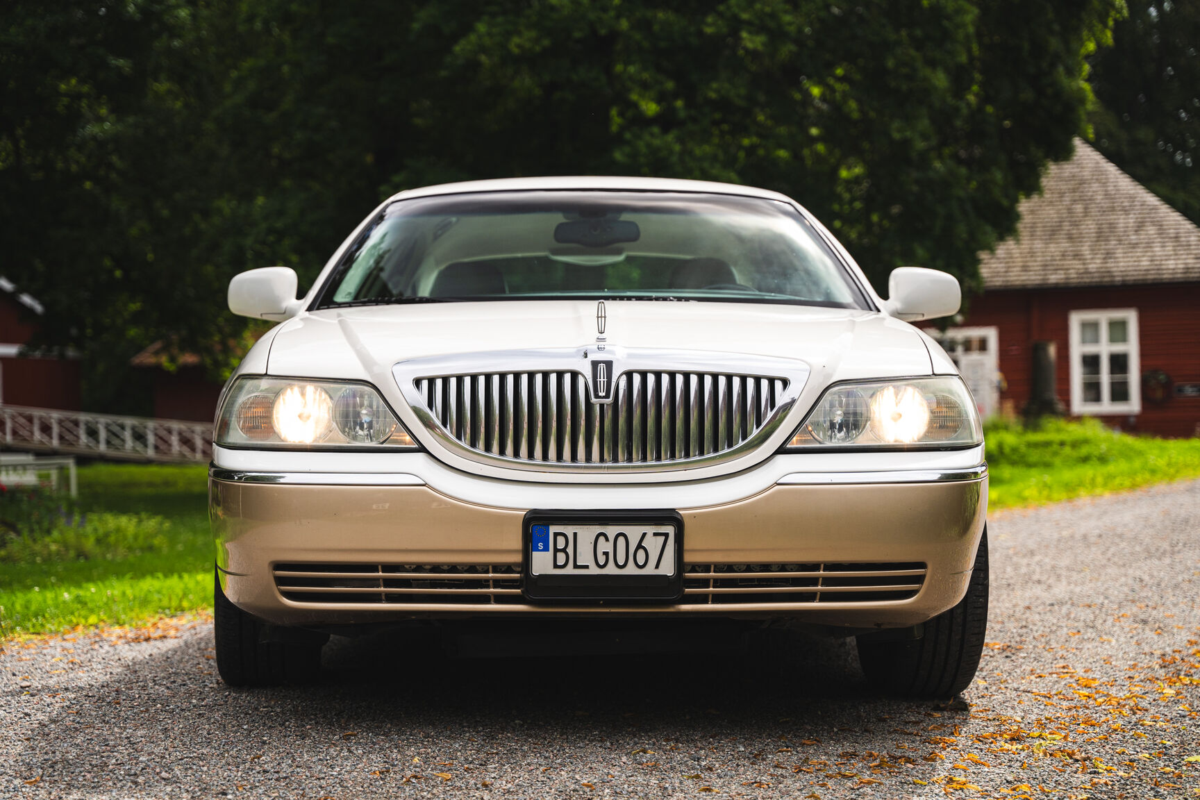 Exteriörbild på 2003 Lincoln Town Car