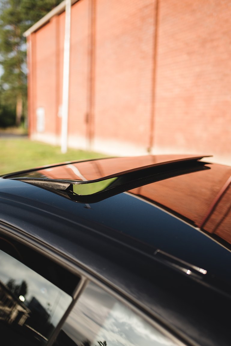 Exterior image of 1998 Porsche 996 Carrera 