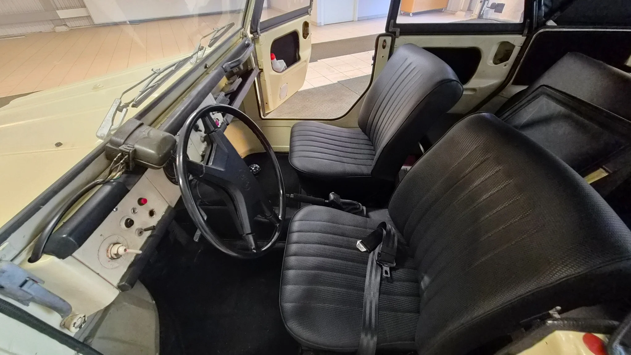 Innenraumfoto von 1973 Volkswagen Type 181 (5)