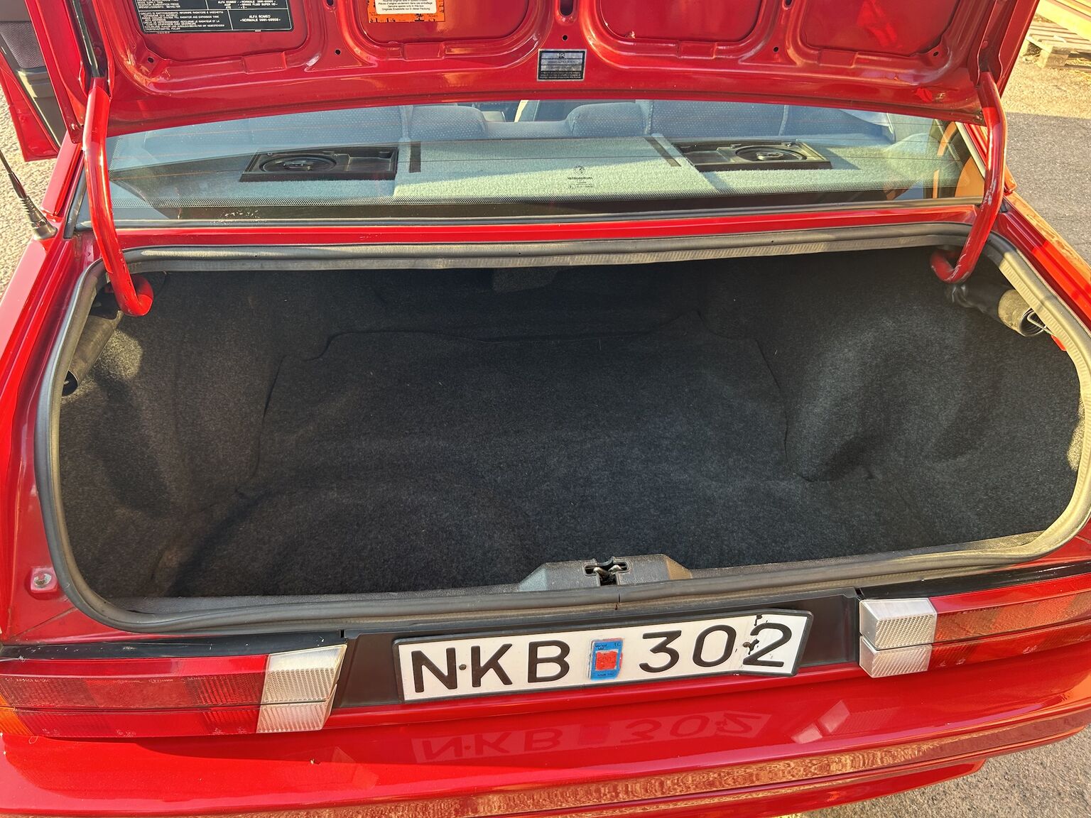 Interior image of 1988 Alfa Romeo 75 (28)