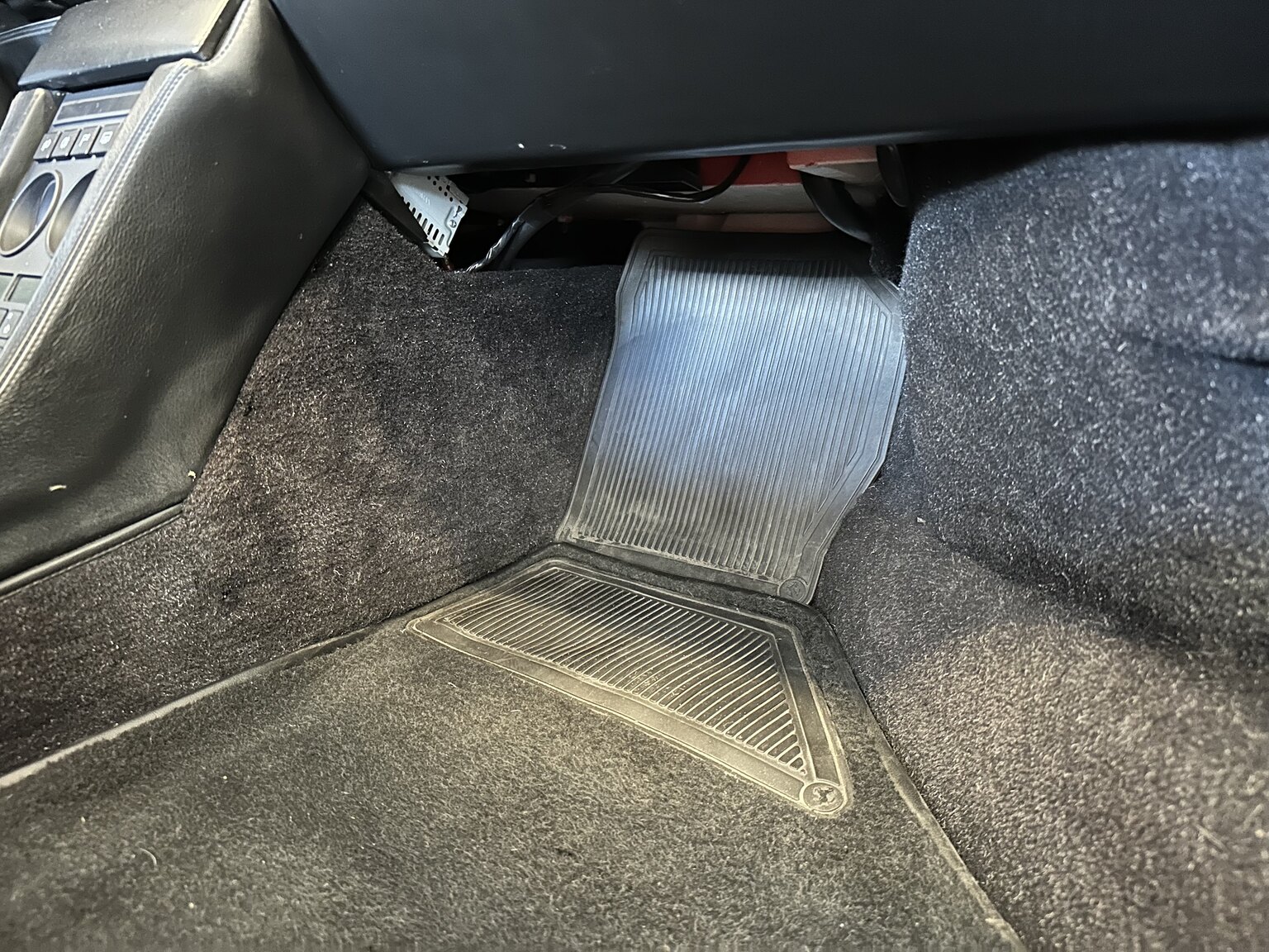 Innenraumfoto von 1990 Ferrari 348 (35)