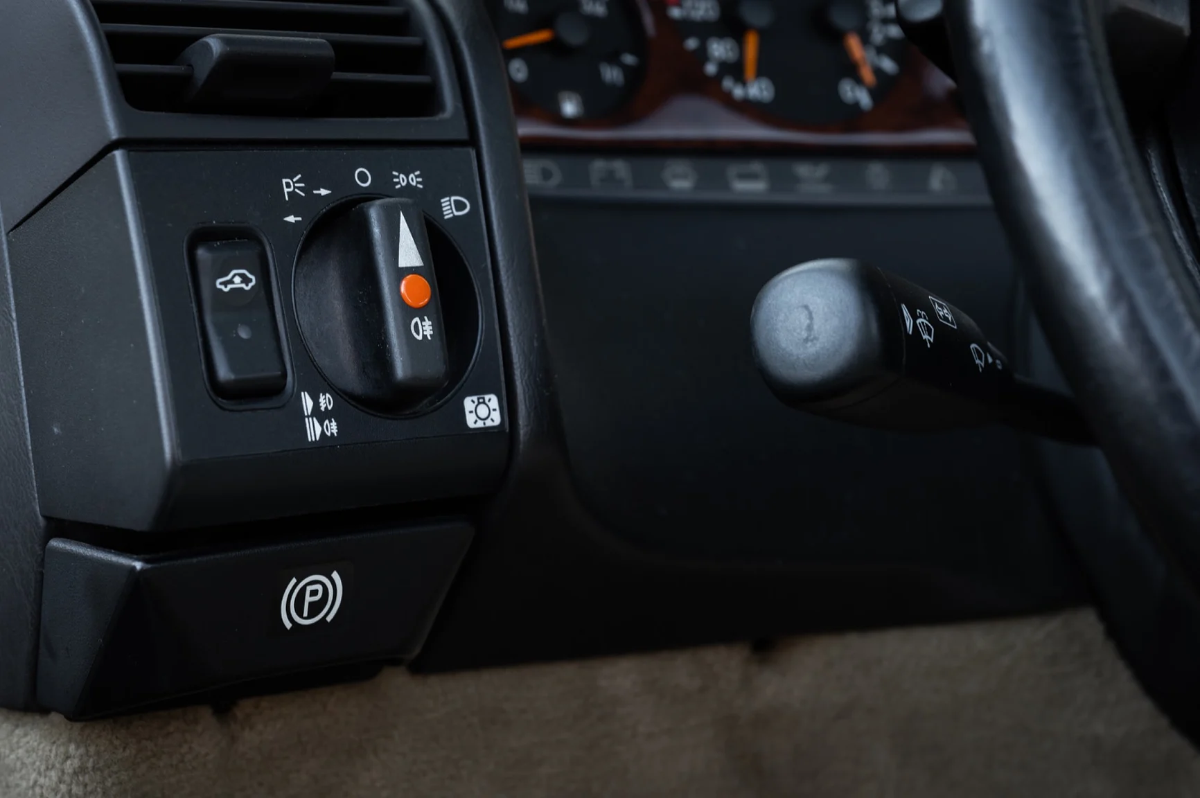 Interior image of 1991 Mercedes-Benz 500 SL (11)