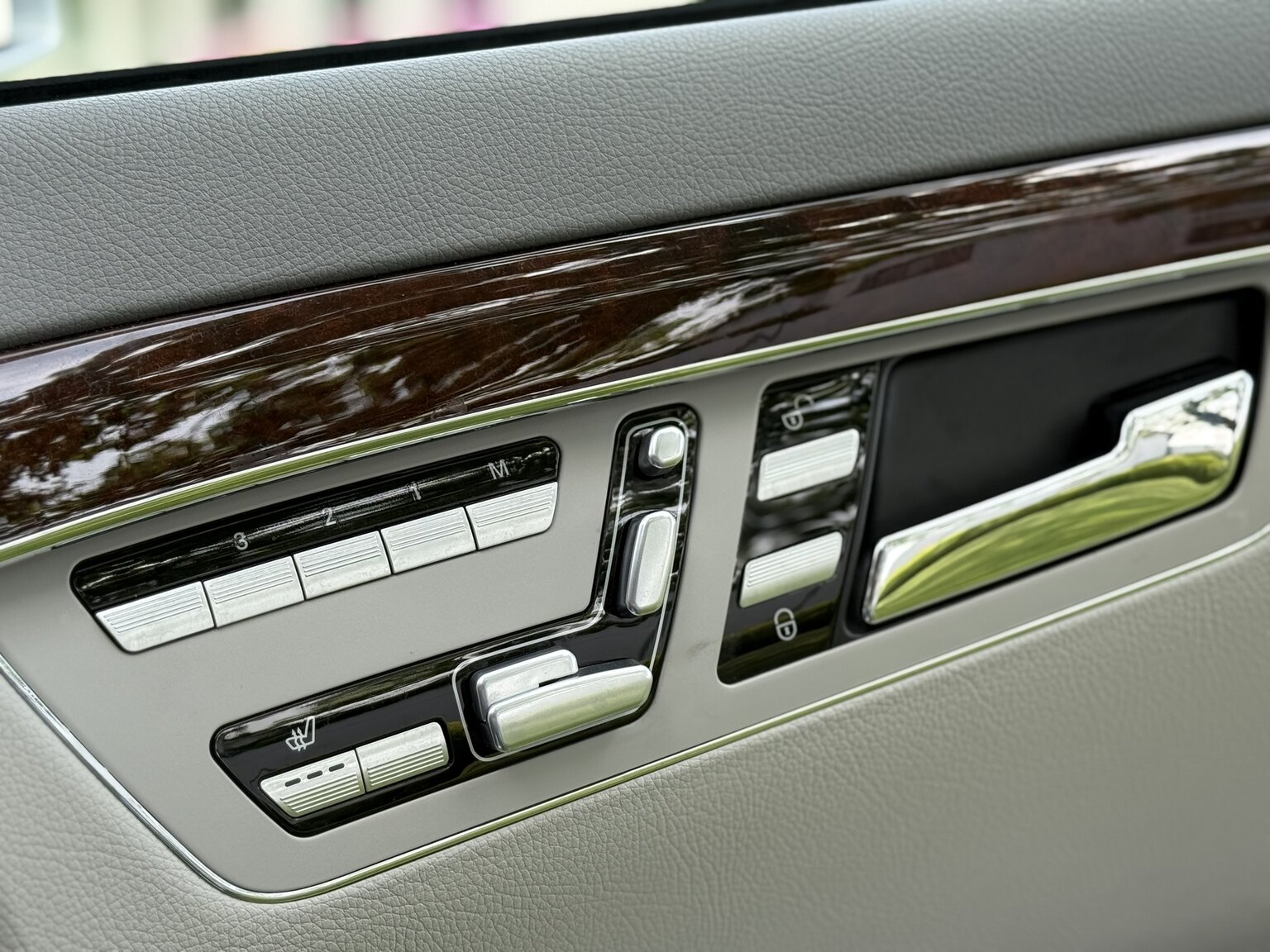 Interior image of 2011 Mercedes-Benz S 500 4MATIC 