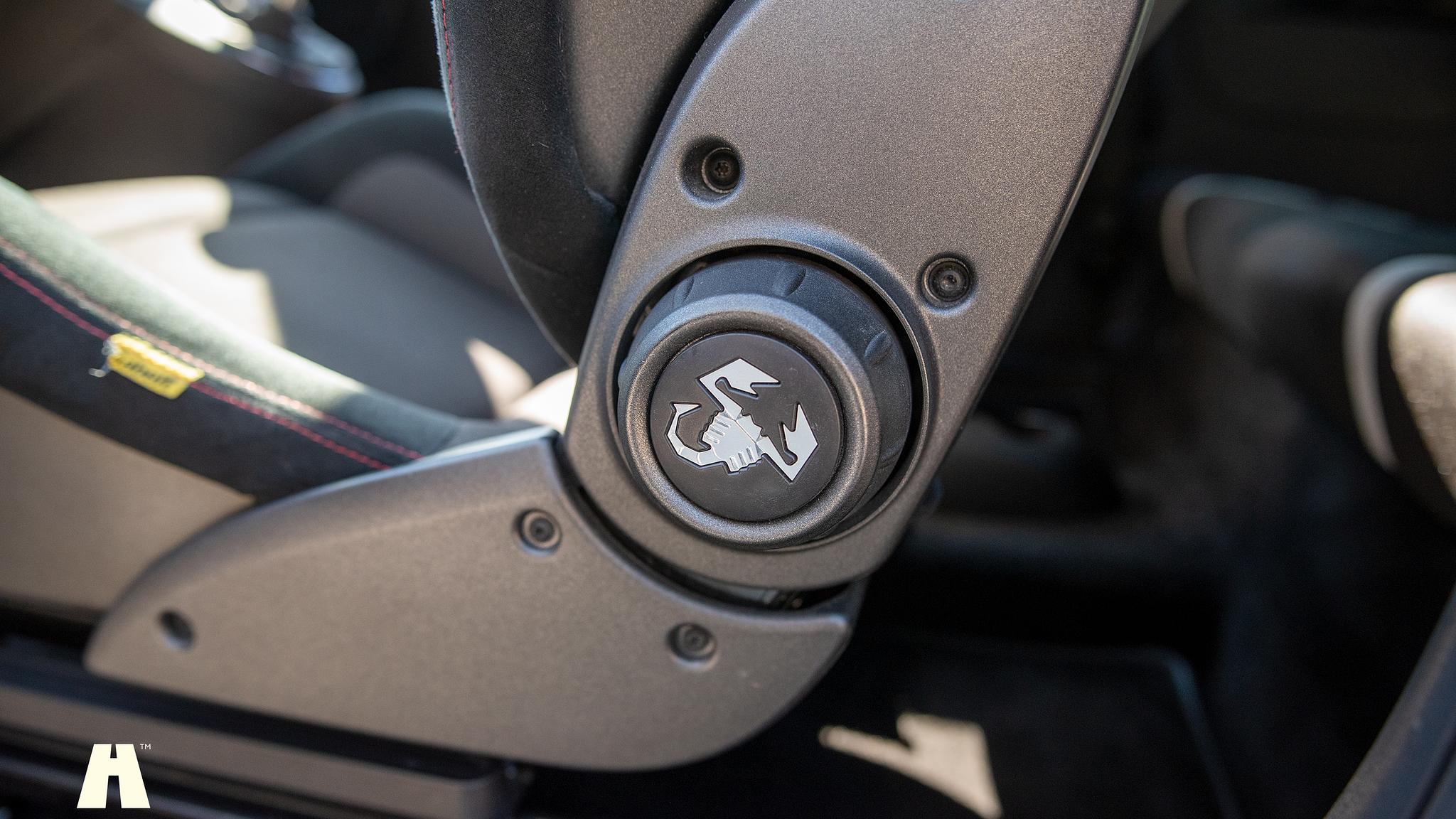 Innenraumfoto von 2016 Abarth 595 Competizione (40)