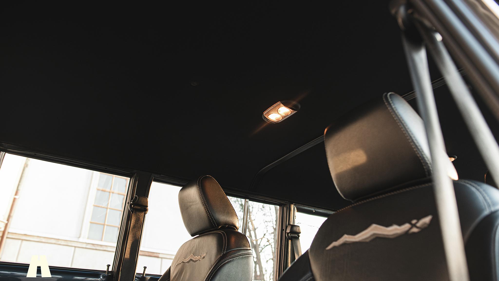 Innenraumfoto von 2015 Woodland Restomod Grand Wagoneer #002 Euro 6