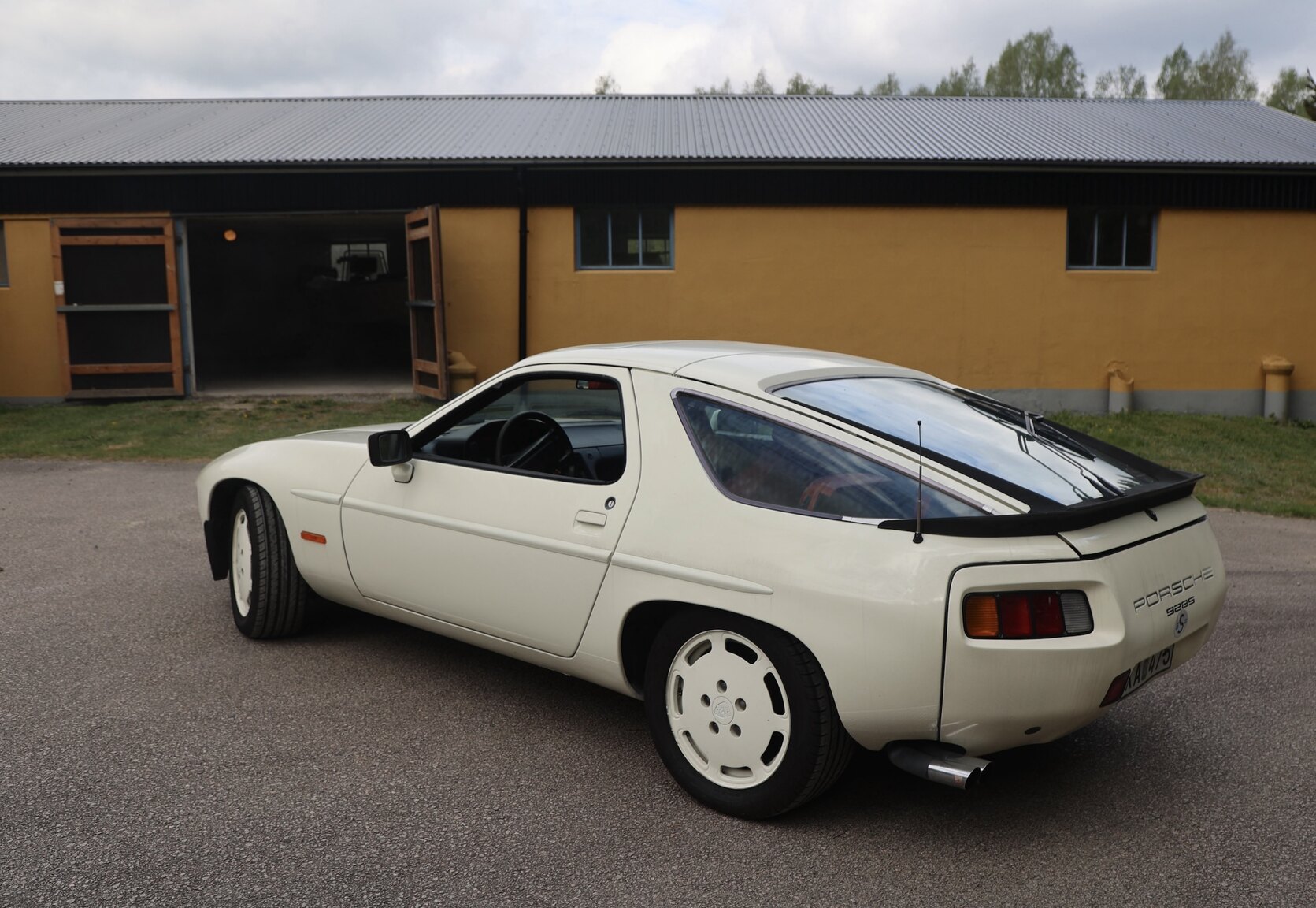 Exterior image of 1981 Porsche 928 S (4)