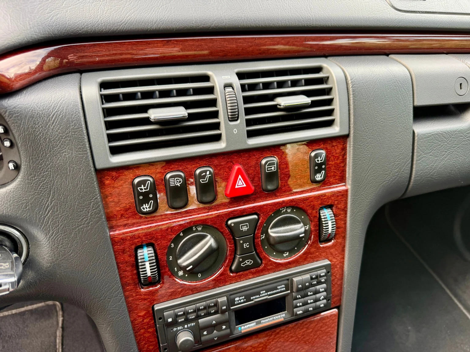 Innenraumfoto von 1997 Mercedes-Benz E 290 TD (17)