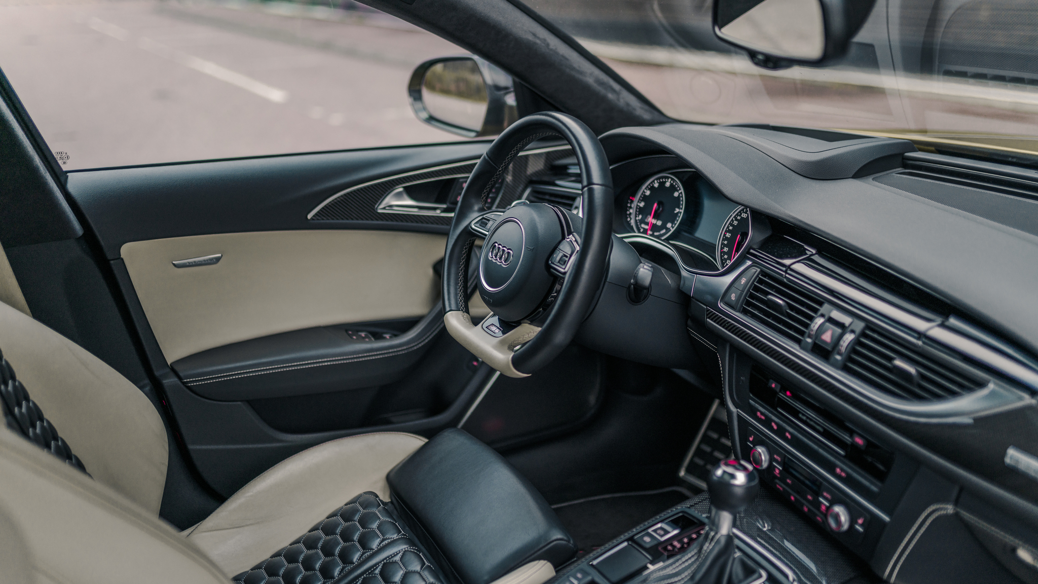 Interior image of 2016 Audi RS6 Avant Exclusive (8)