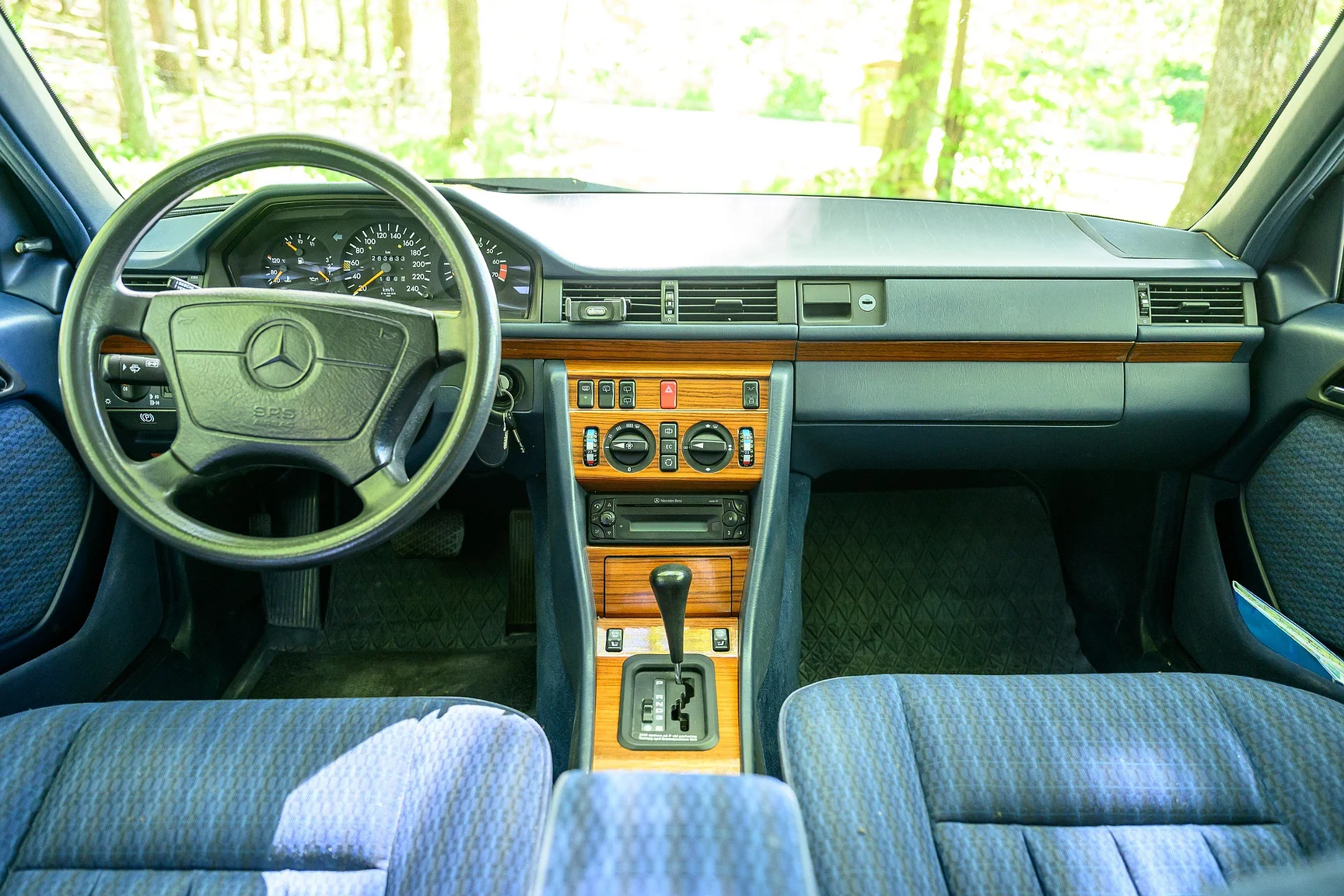 Innenraumfoto von 1992 Mercedes-Benz 300 TE (27)