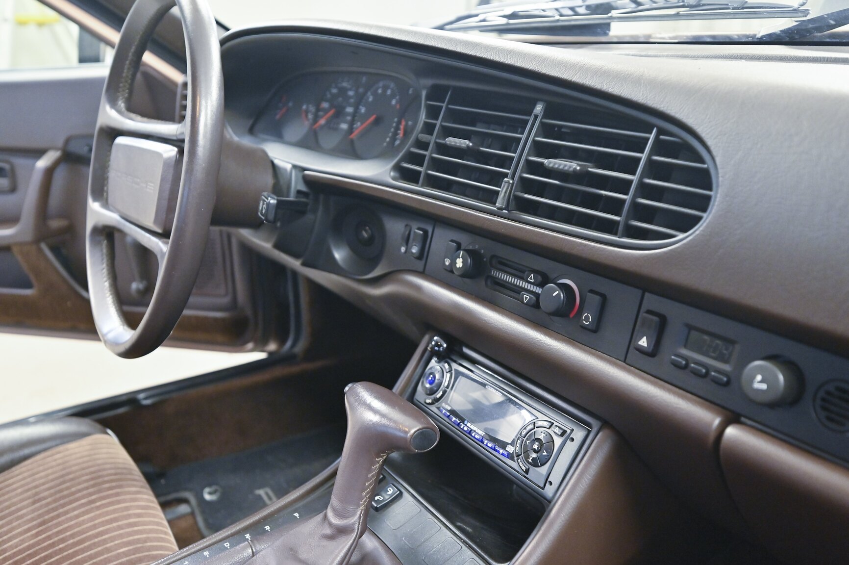 Interior image of 1987 Porsche 944 Automat