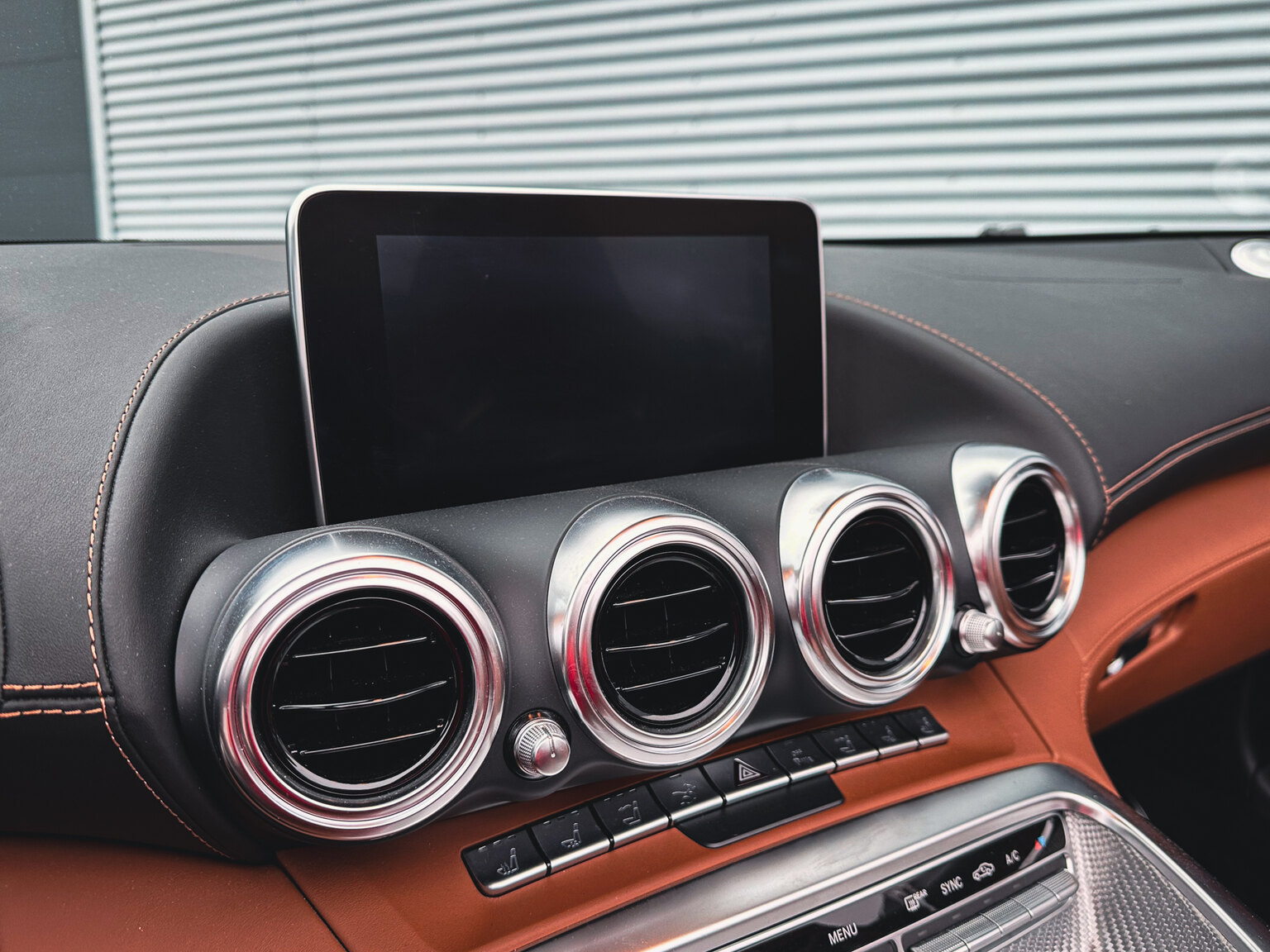 Innenraumfoto von 2018 Mercedes Benz AMG GT C